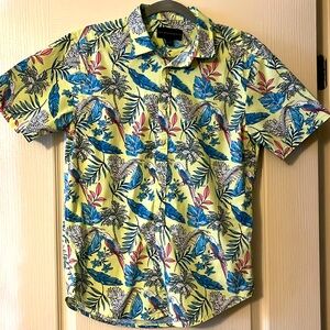 Men’s short sleeve button down shirt. Hawaiian print. Small